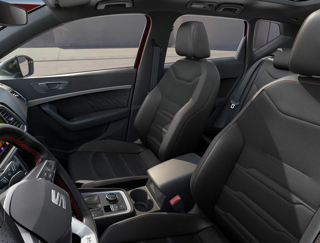SEAT Ateca- Le style intérieur de cette voiture ne laisse pas indifférent notamment avec le volant sport multifonction et les siège en cuir.