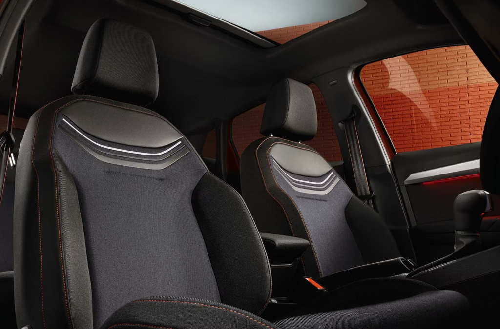 SEAT Ibiza - Les sièges et le volant sport dynamisent l’intérieur de cette voiture tout en gardant un confort exceptionnel.