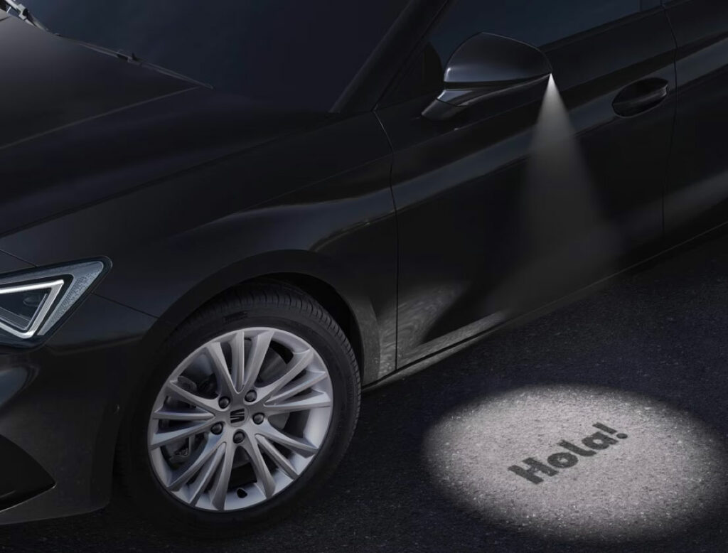 SEAT Leon - Vous accueille avec son enseigne lumineuse "Hola" significative de la marque automobile espagnole