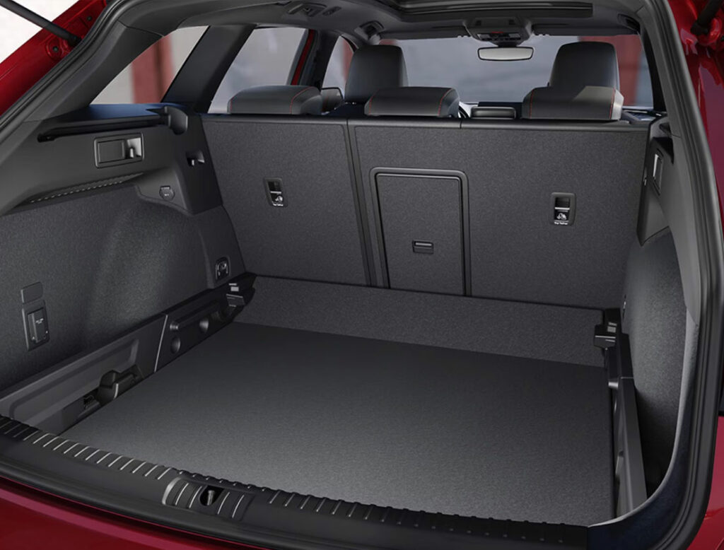SEAT Leon Sportstourer - Son coffre de 620 litres vous permettra de voyager sereinement en famille. Un véritable break familiale