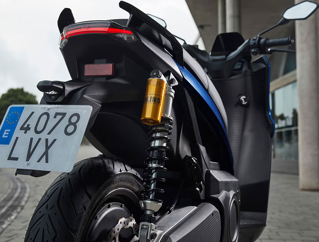 SEAT Mo 125 Performance -Le scooter électrique propose des suspensions Öhlins reconnus depuis 30 ans pour leur qualité.