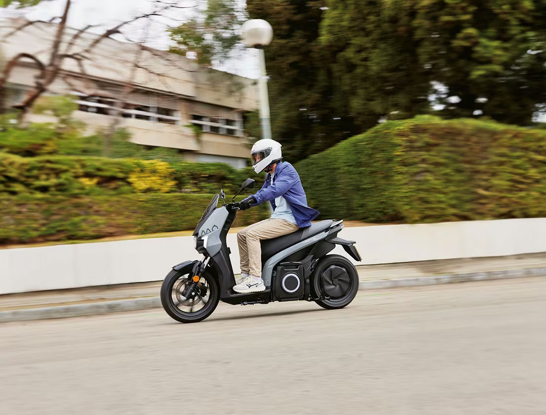 SEAT Mo 50 - Le scooter électrique propose 172 km d'autonomie pour emmener son conducteur là où il veut