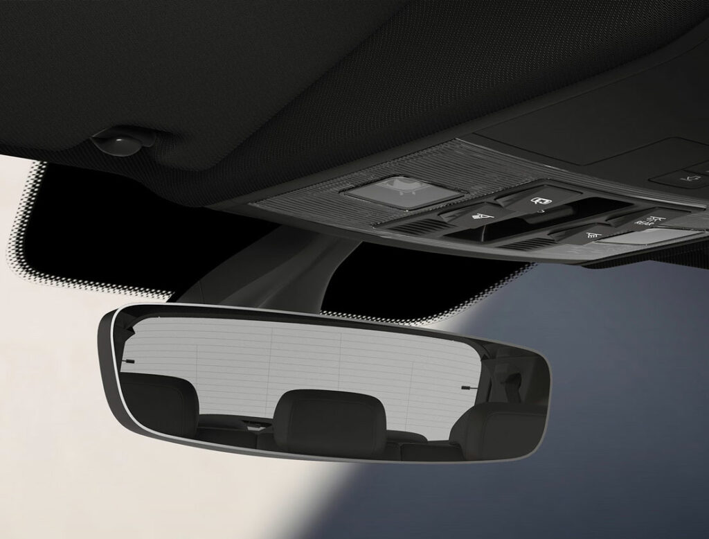 SEAT Tarraco - Technologies embarqué dans votre voiture - le rétroviseur intérieur central est automatique pour un meilleur confort du conducteur.